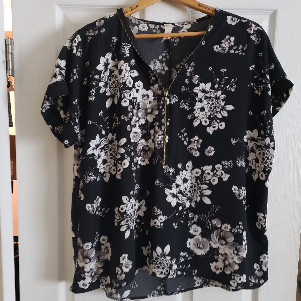 Bubble B. USA floral top